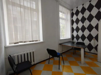 Фасадна комерція 60 м² (12 кВт) в центрі — вул. Панаса Мирного