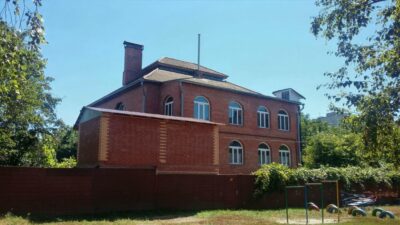 Пропозиція продажу триповерхового будинку з гаражем 481 м²