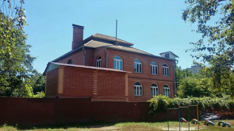 Пропозиція продажу триповерхового будинку з гаражем 481 м²