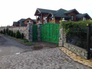 Пропоную комплекс дерев’яних будинків у Миргороді