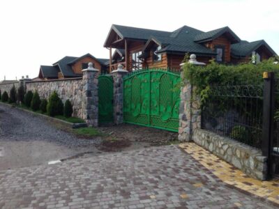 Пропоную комплекс дерев'яних будинків у Миргороді